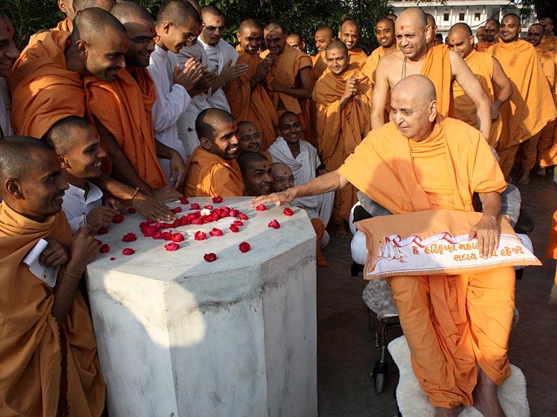 Swamishri circumambulates a sacred shrine